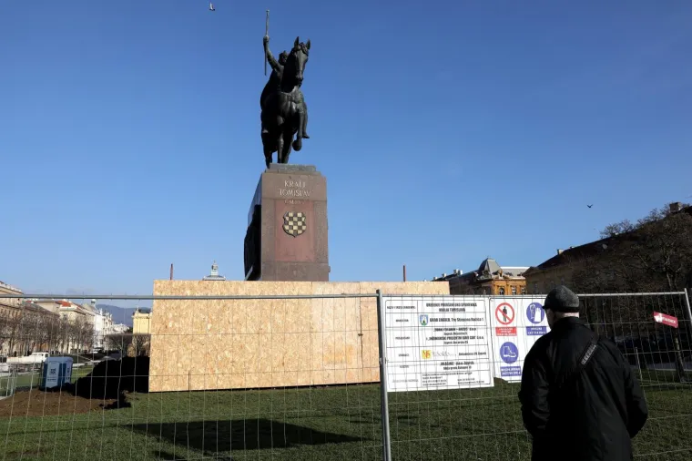 Nestaje zelenilo: nastavljeni radovi na uređenju platoa uz spomenik kralju Tomislavu