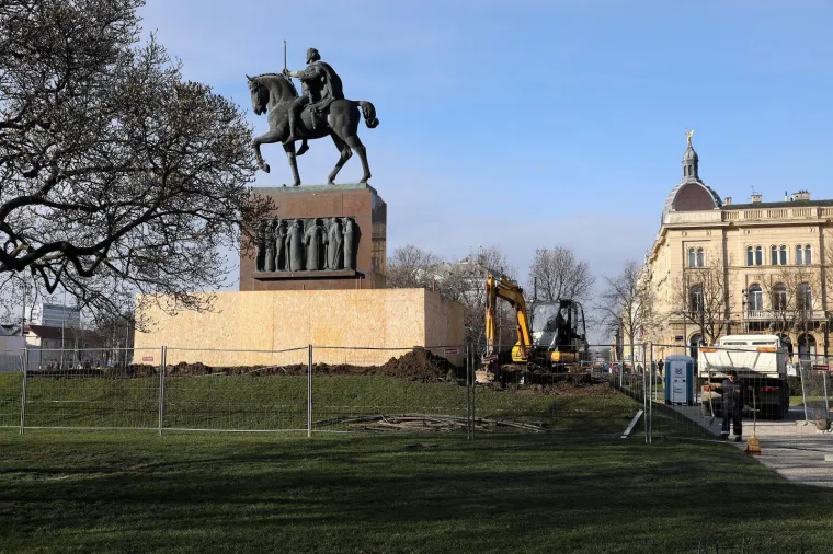 Nestaje zelenilo: nastavljeni radovi na uređenju platoa uz spomenik kralju Tomislavu