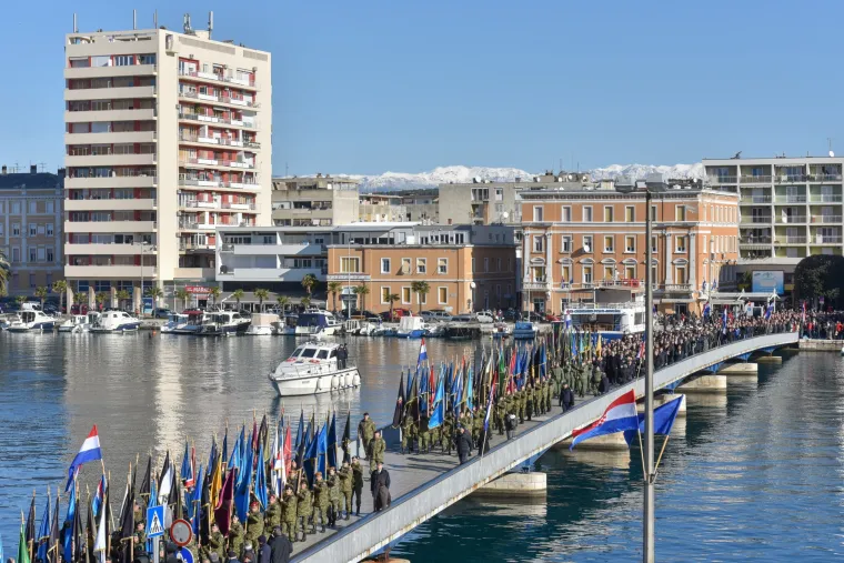 Svečanim mimohodom u Zadru obilježena 25. godi&scaron;njica akcije Maslenica