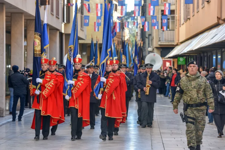 Svečanim mimohodom u Zadru obilježena 25. godi&scaron;njica akcije Maslenica