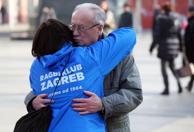 Ragbija&scaron;i grlili prolaznike u sklopu akcije Zagrljaj gradu Lavljeg srca