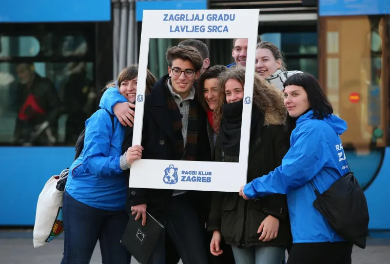 Ragbija&scaron;i grlili prolaznike u sklopu akcije Zagrljaj gradu Lavljeg srca