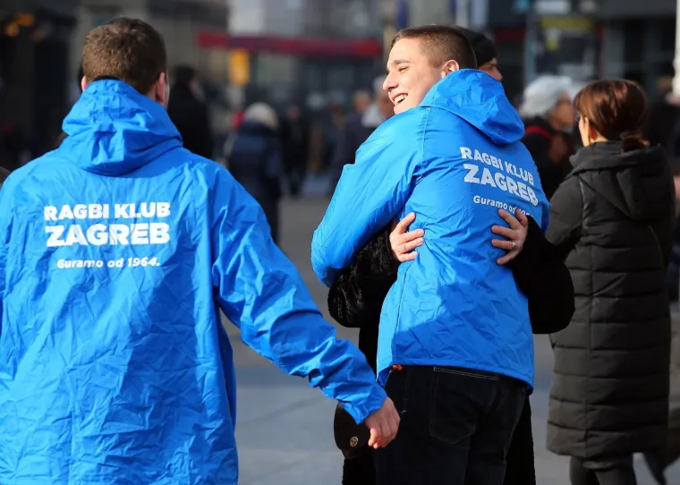 Ragbija&scaron;i grlili prolaznike u sklopu akcije Zagrljaj gradu Lavljeg srca
