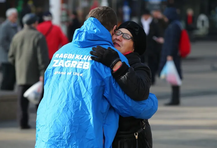 Ragbija&scaron;i grlili prolaznike u sklopu akcije Zagrljaj gradu Lavljeg srca