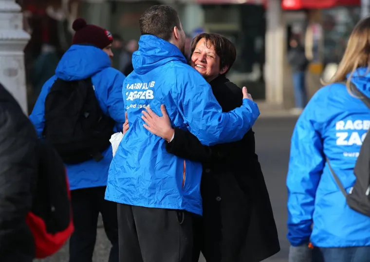 Ragbija&scaron;i grlili prolaznike u sklopu akcije Zagrljaj gradu Lavljeg srca