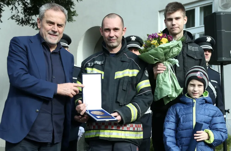 Vatrogascu Kuneku nagrada za plemenito djelo i požrtvovnost: gradonačelnik Bandić uručio mu Medalju Grada Zagreba