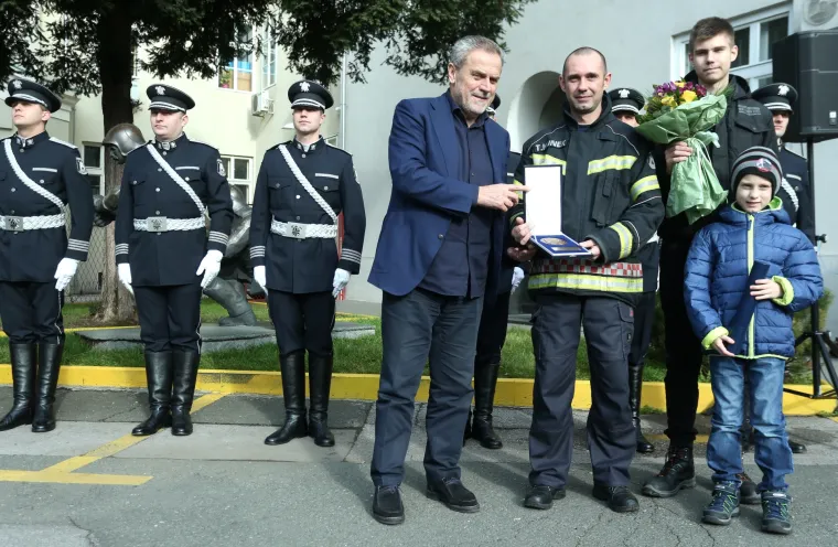 Vatrogascu Kuneku nagrada za plemenito djelo i požrtvovnost: gradonačelnik Bandić uručio mu Medalju Grada Zagreba