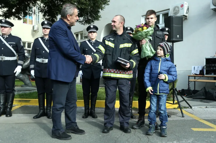 Vatrogascu Kuneku nagrada za plemenito djelo i požrtvovnost: gradonačelnik Bandić uručio mu Medalju Grada Zagreba