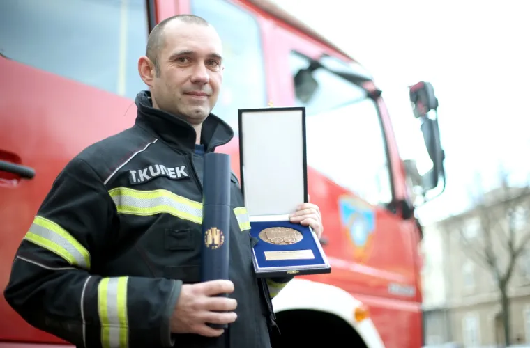 Vatrogascu Kuneku nagrada za plemenito djelo i požrtvovnost: gradonačelnik Bandić uručio mu Medalju Grada Zagreba