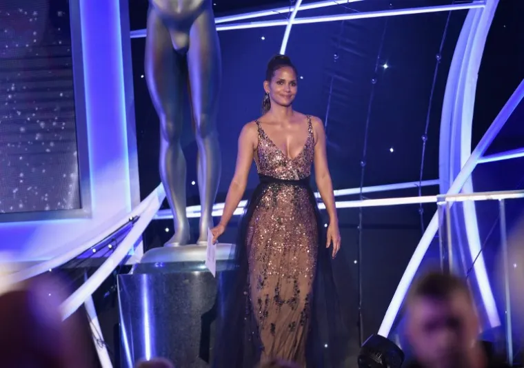 HALLE BERRY PRIVUKLA VIŠE PAŽNJE OD DUPLO MLAĐIH KOLEGICA: 51-godišnja glumica zasjala u duboko dekoltiranoj haljini