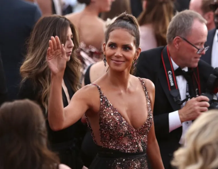 HALLE BERRY PRIVUKLA VIŠE PAŽNJE OD DUPLO MLAĐIH KOLEGICA: 51-godišnja glumica zasjala u duboko dekoltiranoj haljini