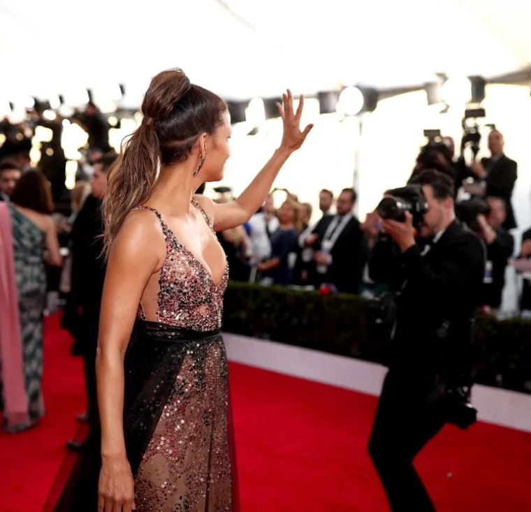 HALLE BERRY PRIVUKLA VIŠE PAŽNJE OD DUPLO MLAĐIH KOLEGICA: 51-godišnja glumica zasjala u duboko dekoltiranoj haljini