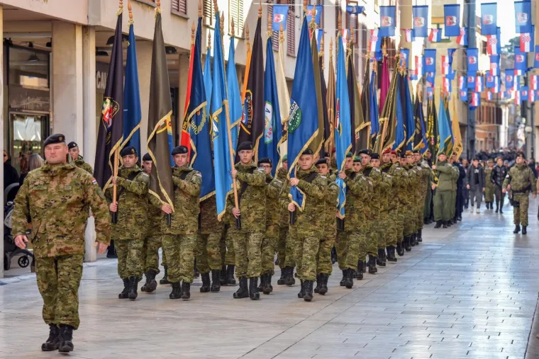 SVEČANI MIMOHOD U ZADRU: Pogledajte kako je obilježena 25. obljetnica VRO Maslenica