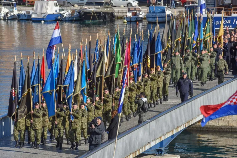 SVEČANI MIMOHOD U ZADRU: Pogledajte kako je obilježena 25. obljetnica VRO Maslenica