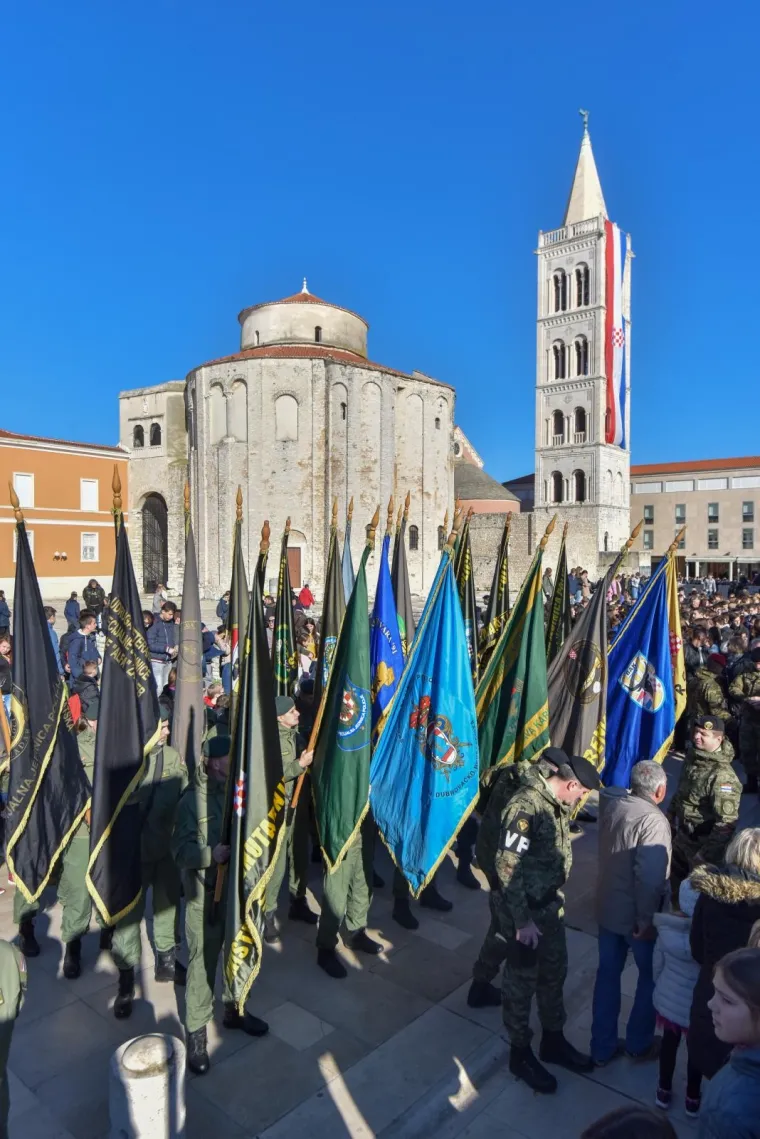 Svečanim mimohodom obilježena je 25. godisnjica VRO Maslenica.