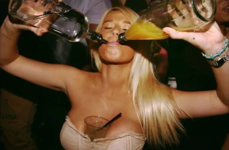 FOTKALE SE ZA NOVE PROFILNE UZ POMOĆ ALKOHOLA: Htjele su lude fotografije pa im se želja i ostvarila