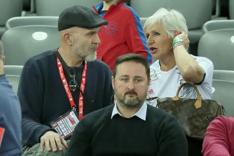 NAJVJERNIJI NAVIJAČI NA TRIBINAMA: Nikola Karabatić pobjedu proslavio s partnericom Geraldine Pillet i sinom Alekom