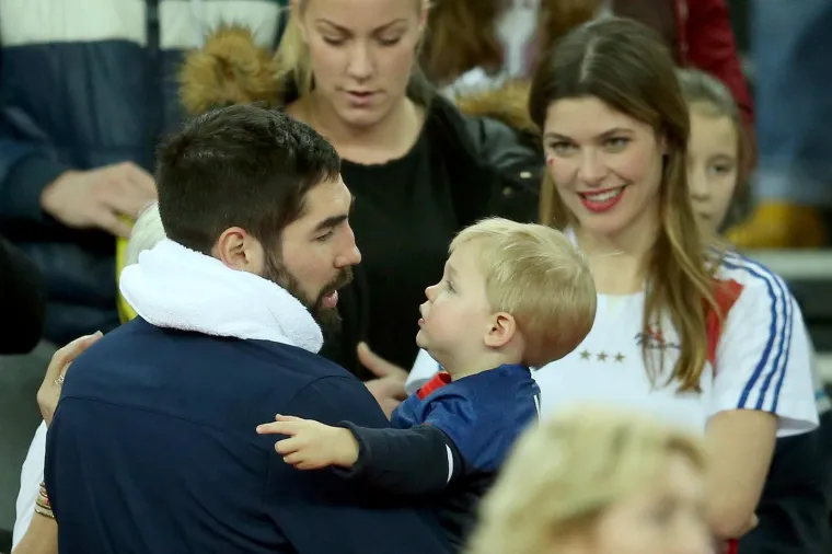 Nikola Karabatić proslavio je pobjedu s majkom Radmilom Karabatić, partnericom Geraldine Pillet i sinčićem Alekom koji su ga bodrili s tribina.