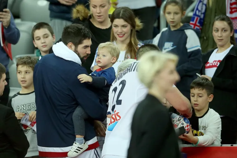 NAJVJERNIJI NAVIJAČI NA TRIBINAMA: Nikola Karabatić pobjedu proslavio s partnericom Geraldine Pillet i sinom Alekom