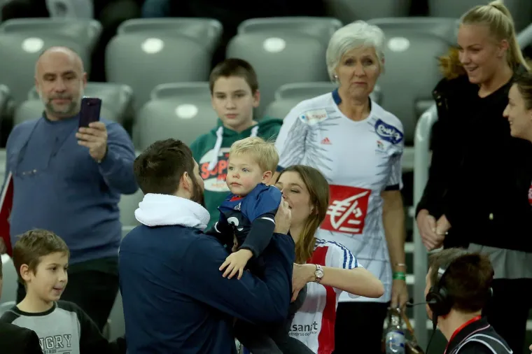 NAJVJERNIJI NAVIJAČI NA TRIBINAMA: Nikola Karabatić pobjedu proslavio s partnericom Geraldine Pillet i sinom Alekom