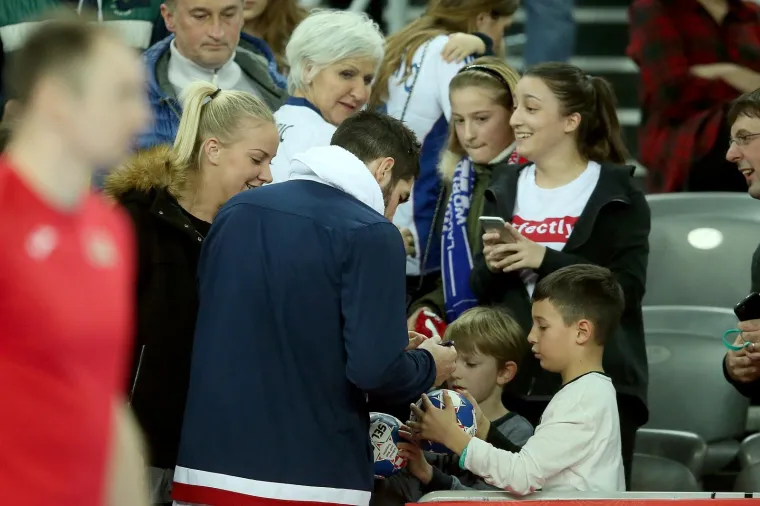 NAJVJERNIJI NAVIJAČI NA TRIBINAMA: Nikola Karabatić pobjedu proslavio s partnericom Geraldine Pillet i sinom Alekom