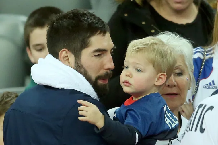 NAJVJERNIJI NAVIJAČI NA TRIBINAMA: Nikola Karabatić pobjedu proslavio s partnericom Geraldine Pillet i sinom Alekom