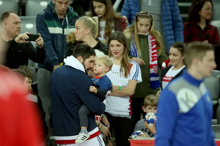 NAJVJERNIJI NAVIJAČI NA TRIBINAMA: Nikola Karabatić pobjedu proslavio s partnericom Geraldine Pillet i sinom Alekom