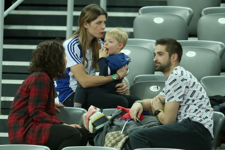 NAJVJERNIJI NAVIJAČI NA TRIBINAMA: Nikola Karabatić pobjedu proslavio s partnericom Geraldine Pillet i sinom Alekom