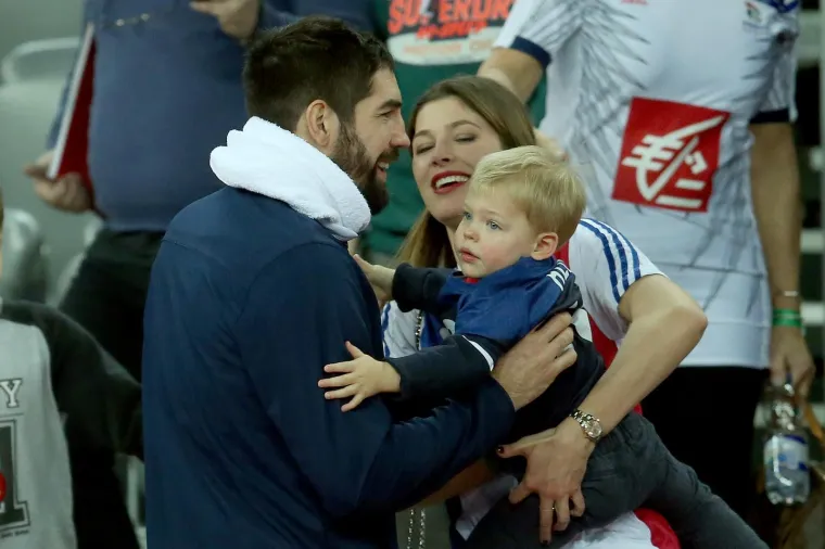 NAJVJERNIJI NAVIJAČI NA TRIBINAMA: Nikola Karabatić pobjedu proslavio s partnericom Geraldine Pillet i sinom Alekom