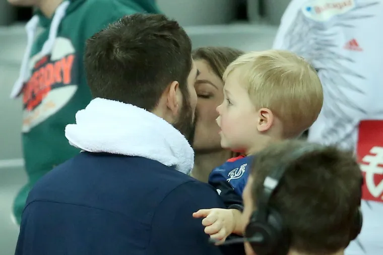 NAJVJERNIJI NAVIJAČI NA TRIBINAMA: Nikola Karabatić pobjedu proslavio s partnericom Geraldine Pillet i sinom Alekom