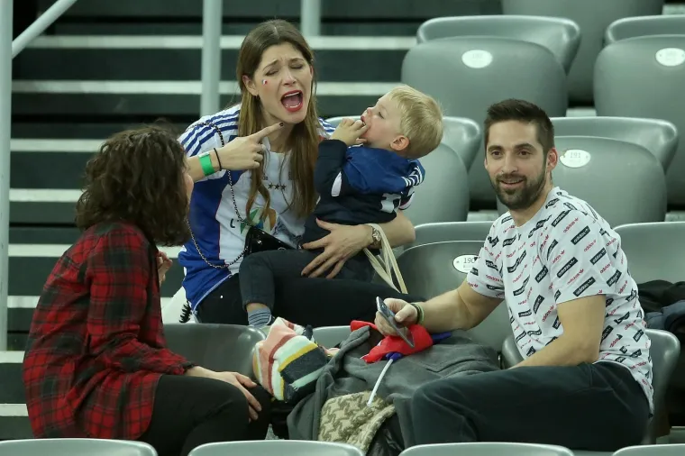 NAJVJERNIJI NAVIJAČI NA TRIBINAMA: Nikola Karabatić pobjedu proslavio s partnericom Geraldine Pillet i sinom Alekom