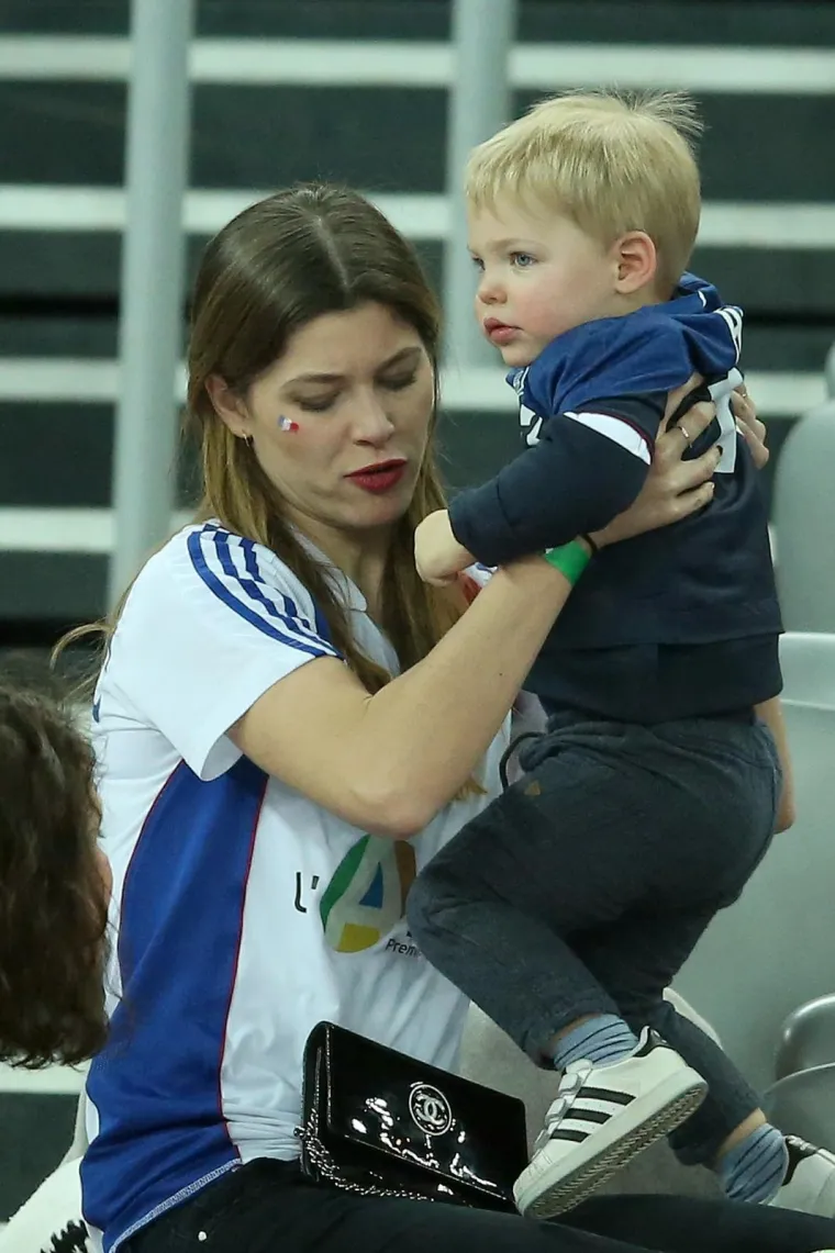 NAJVJERNIJI NAVIJAČI NA TRIBINAMA: Nikola Karabatić pobjedu proslavio s partnericom Geraldine Pillet i sinom Alekom