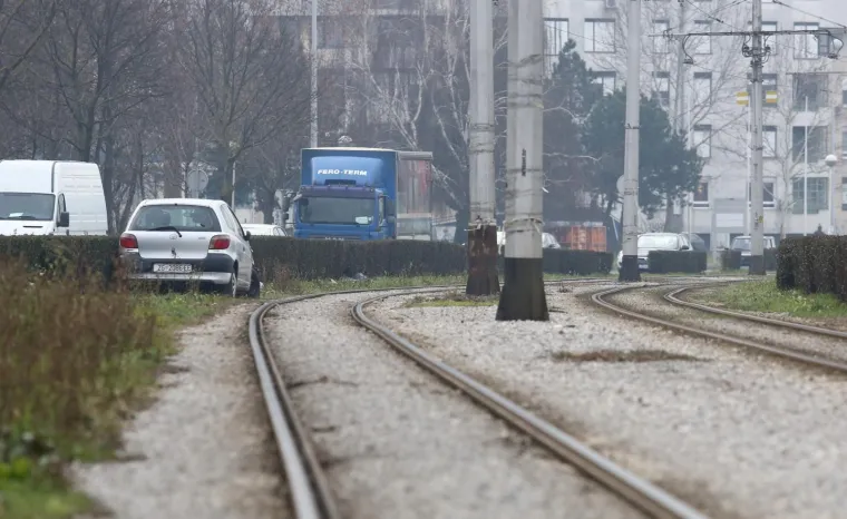 Zagreb - Osobni automobil pored tramvajskih tračnica na Držićevoj gdje je odbačen nakon &scaron;to se na prometnici sudario s teretnim vozilom.
