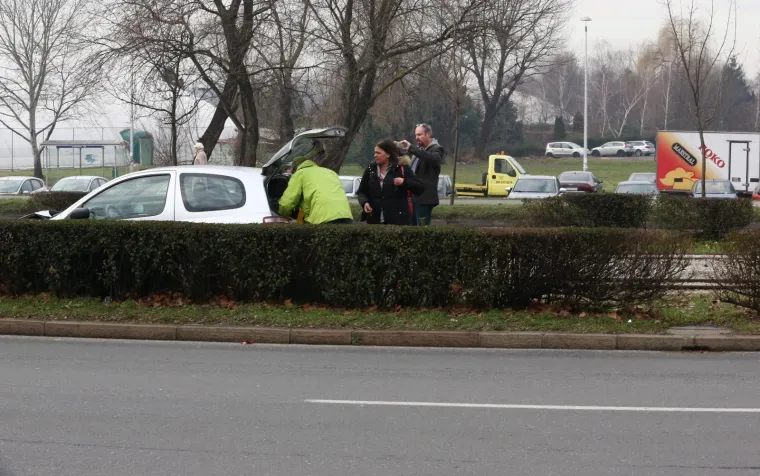 NESREĆA U ZAGREBU: Nakon sudara s kamionom, auto se zabio u tramvaj