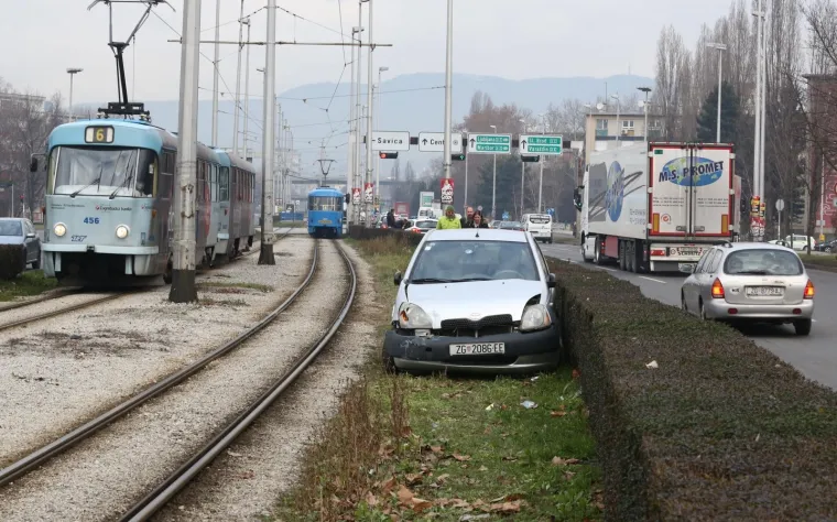 NESREĆA U ZAGREBU: Nakon sudara s kamionom, auto se zabio u tramvaj