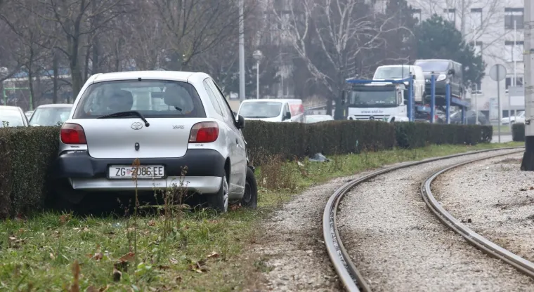 NESREĆA U ZAGREBU: Nakon sudara s kamionom, auto se zabio u tramvaj