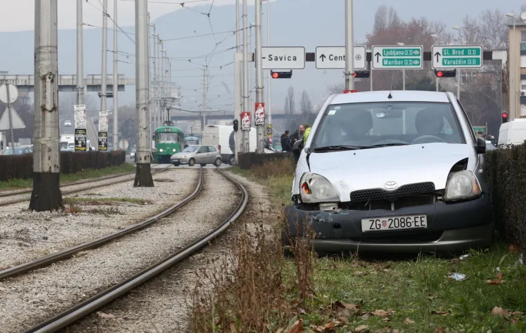NESREĆA U ZAGREBU: Nakon sudara s kamionom, auto se zabio u tramvaj