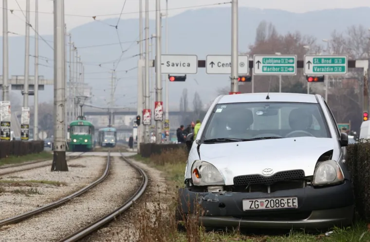 NESREĆA U ZAGREBU: Nakon sudara s kamionom, auto se zabio u tramvaj