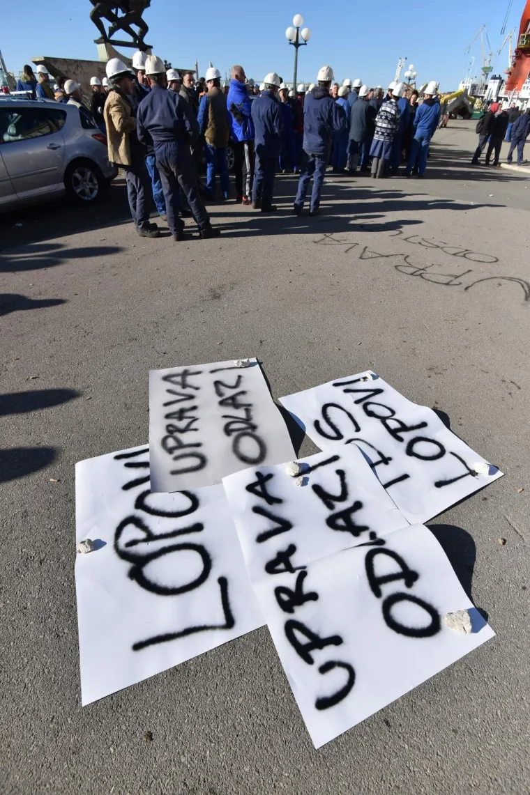 Radnici Uljanika i dalje ispred zgrade Uprave očekuju smjenu rukovodstva