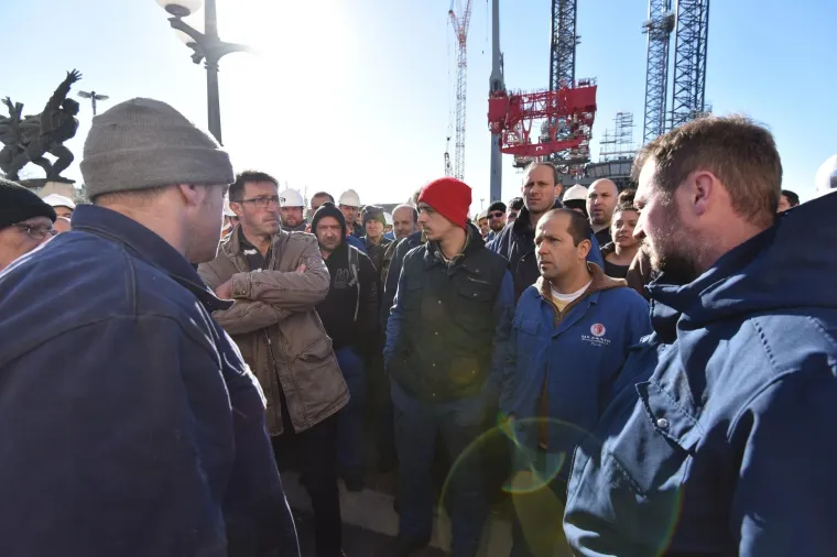 Radnici Uljanika i dalje ispred zgrade Uprave očekuju smjenu rukovodstva