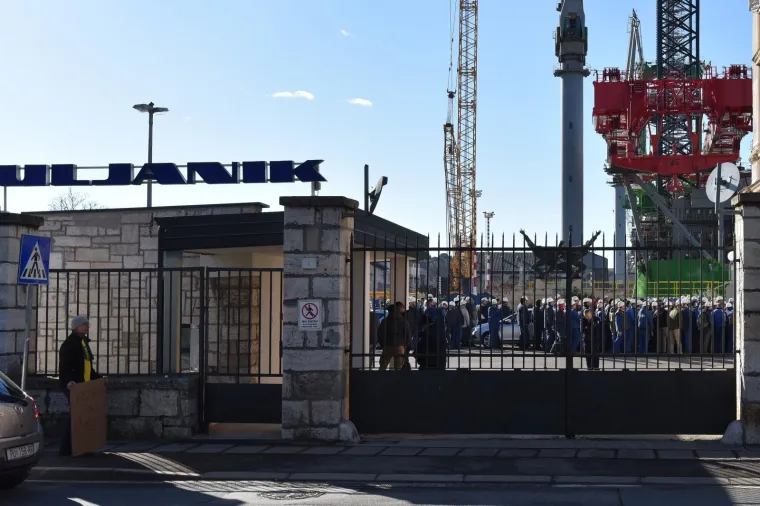 Radnici Uljanika i dalje ispred zgrade Uprave očekuju smjenu rukovodstva