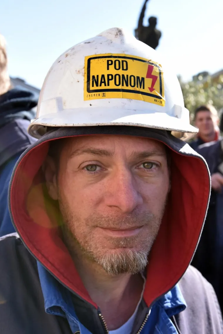 Radnici Uljanika i dalje ispred zgrade Uprave očekuju smjenu rukovodstva