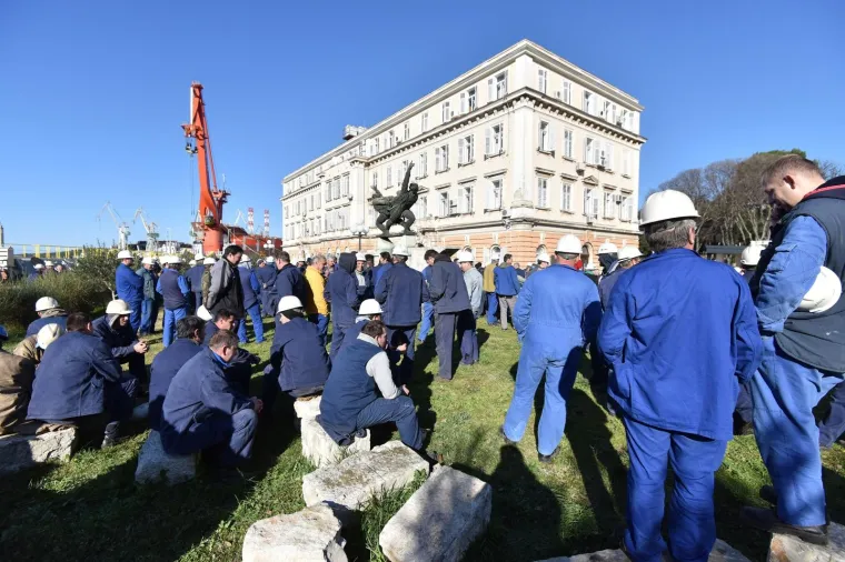 Radnici Uljanika i dalje ispred zgrade Uprave očekuju smjenu rukovodstva