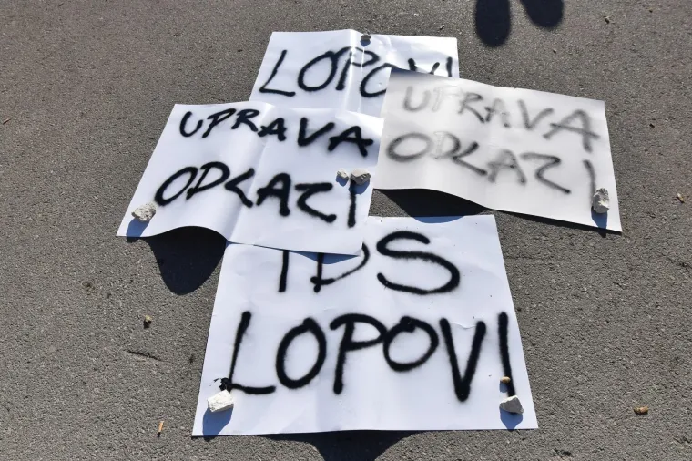 Radnici Uljanika i dalje ispred zgrade Uprave očekuju smjenu rukovodstva