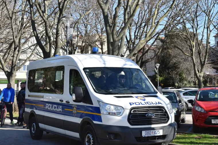 Radnici Uljanika i dalje ispred zgrade Uprave očekuju smjenu rukovodstva