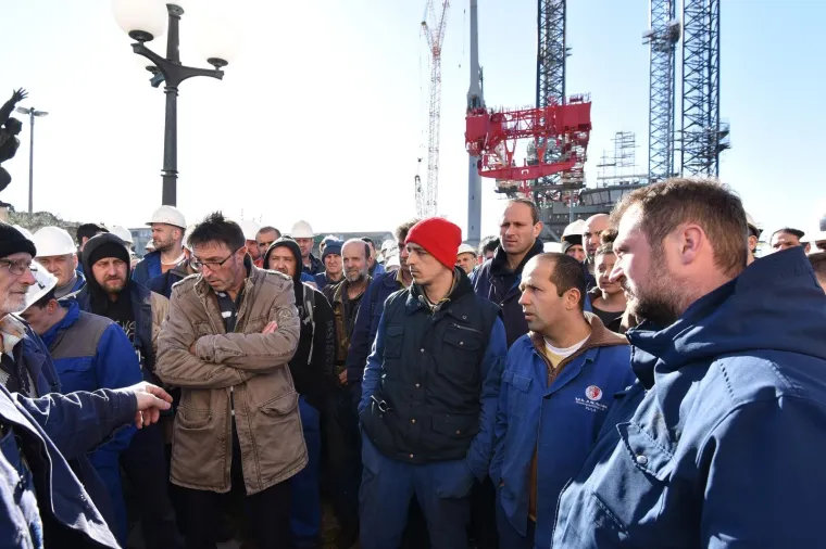 Radnici Uljanika i dalje ispred zgrade Uprave očekuju smjenu rukovodstva