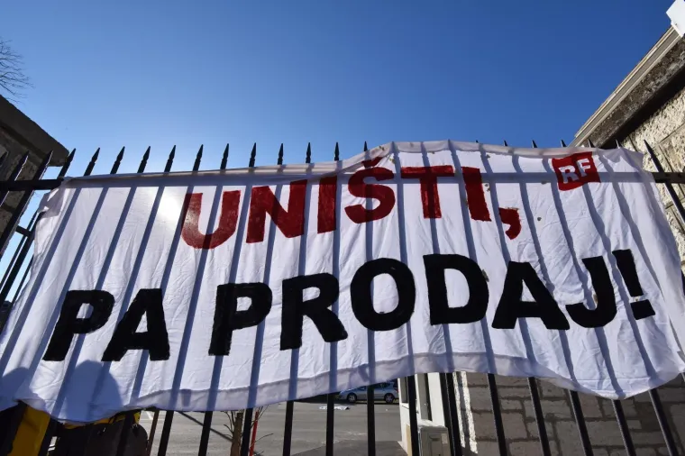 Radnici Uljanika i dalje ispred zgrade Uprave očekuju smjenu rukovodstva