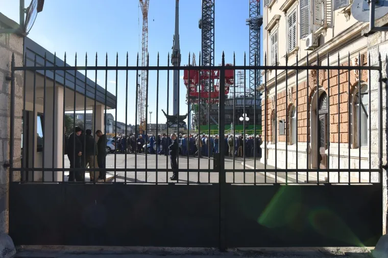 Radnici Uljanika i dalje ispred zgrade Uprave očekuju smjenu rukovodstva