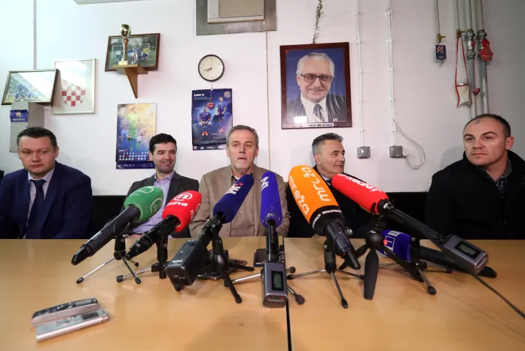 Bandić konferenciju za medije povodom zamjene automobila održao u garaži