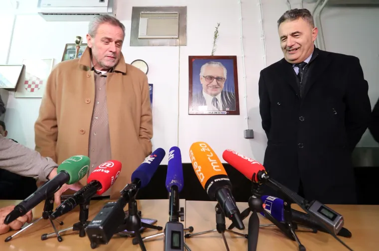 Bandić konferenciju za medije povodom zamjene automobila održao u garaži